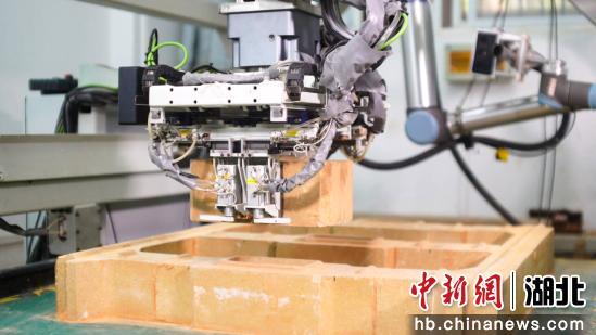 中新網(wǎng)湖北 武科大自主研發(fā) 耐火材料智能砌筑機(jī)器人平臺(tái)